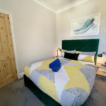 Edwardian City Centre House For Big Groups, Offroad Parking & Hot Tub! 卡迪夫 外观 照片